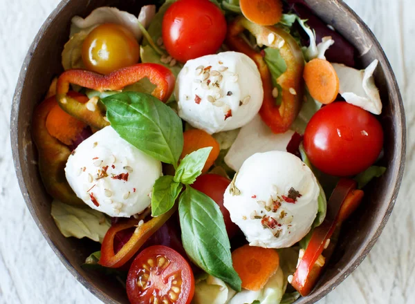 Ensalada Mixta Con Mozzarella Cuencos Coco Cerca —  Fotos de Stock