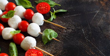 Domates ve fesleğen - caprese şiş ile İtalyan peynir mozzarella