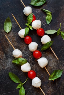Domates ve fesleğen - caprese şiş ile İtalyan peynir mozzarella