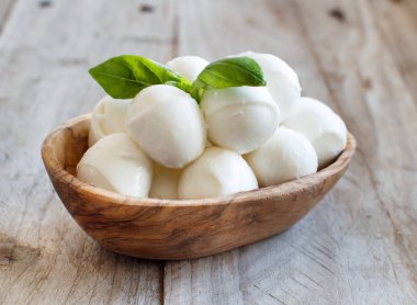 İtalyan peynir mozzarella peyniri Fesleğenli bir kasede yakın çekim