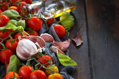 İtalyan domates sosu - Cherry domates, sarımsak, fesleğen ve zeytinyağı için malzemeler 