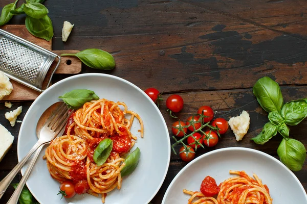 トマトソース バジルと木製のテーブルの上のチーズ スパゲッティ パスタ — ストック写真