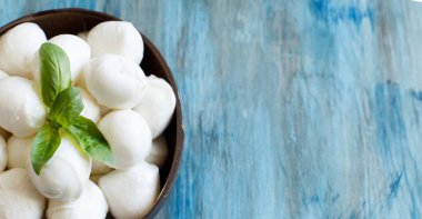 İtalyan peynir mozzarella peyniri Fesleğenli bir kasede yakın çekim