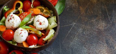 Hindistan cevizi içinde mozzarella peyniri ile karışık salata yakın kadar kase.