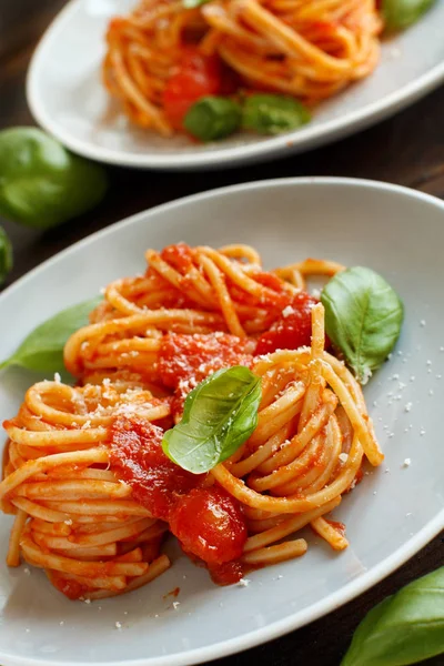 Pasta Espaguetis Con Salsa Tomate Albahaca Queso Sobre Una Mesa —  Fotos de Stock