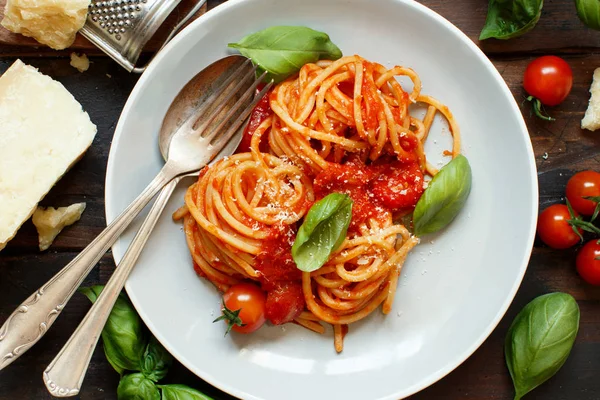 Makaron Spaghetti Sosem Pomidorowym Bazylią Ser Drewnianym Stole — Zdjęcie stockowe