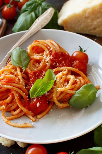 Makaron Spaghetti Sosem Pomidorowym Bazylią Ser Drewnianym Stole — Zdjęcie stockowe
