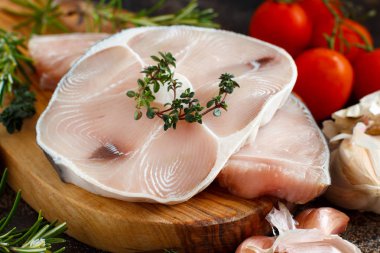 Sebze ve otlar karanlık bir gemide iki köpekbalığı biftek 