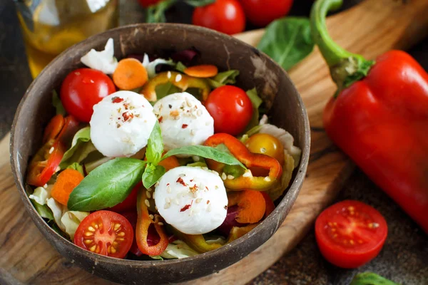 Gemischter Salat Mit Mozzarella Kokosnussschale Aus Nächster Nähe — Stockfoto