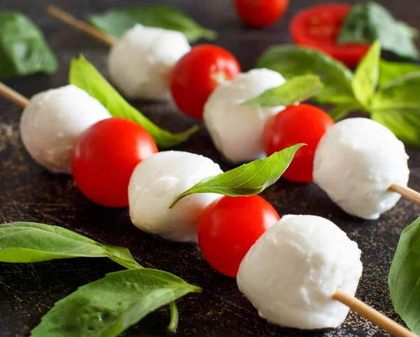 Mozzarella Queijo Italiano Com Tomates Manjericão Espetos Caprese — Fotografia de Stock