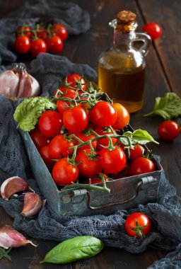 İtalyan domates sosu - Cherry domates, sarımsak, fesleğen ve zeytinyağı için malzemeler 