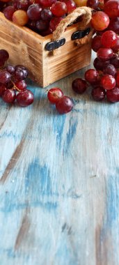 Üzüm üzerinde eski bir mezarda arka plan mavi 