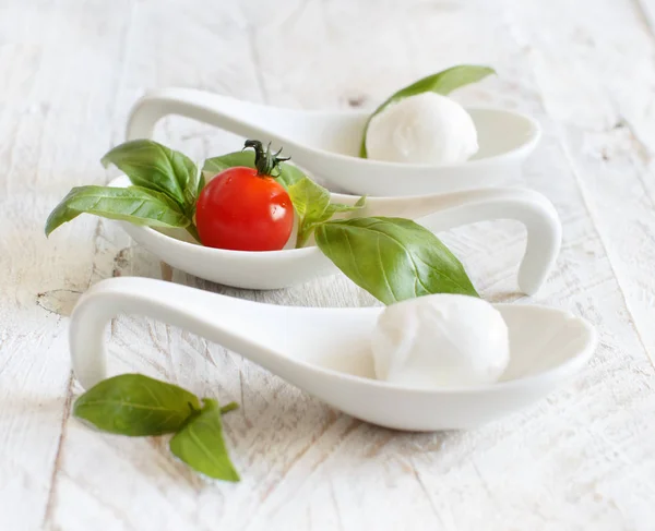 Italian Cheese Mozzarella Tomatoes Basil Caprese Salad — Stock Photo, Image