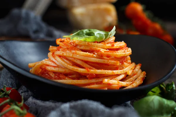 Spagetti Makarna Domates Sosu Fesleğen Karanlık Bir Tablo Peynir Ile — Stok fotoğraf