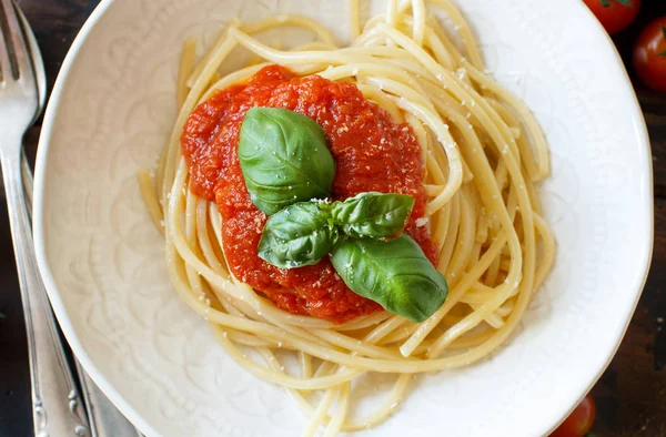 Pasta Espaguetis Con Salsa Tomate Albahaca Queso Vista Superior — Foto de Stock