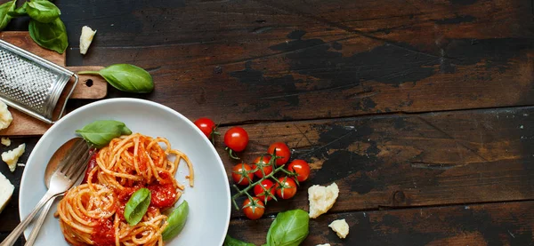 Spaghetti Pasta Tomato Sauce Basil Cheese Wooden Table Top View — Stock Photo, Image