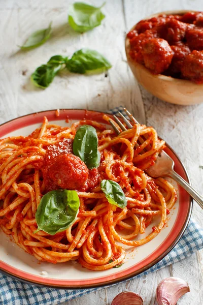 Pasta Met Tomatensaus Gehaktballetjes Een Donkere Achtergrond — Stockfoto