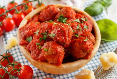 Domates soslu taze kızarmış köfte yakın çekim