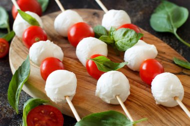 Domates ve fesleğen - caprese şiş ile İtalyan peynir mozzarella