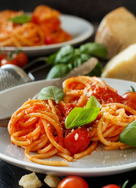 Massa Espaguete Com Molho Tomate Manjericão Queijo Uma Mesa Madeira — Fotografia de Stock