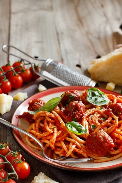 Pasta Met Tomatensaus Gehaktballetjes Een Houten Achtergrond — Stockfoto