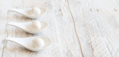 İtalyan peynir kiraz mozzarella ahşap bir masa üzerinde Kapat