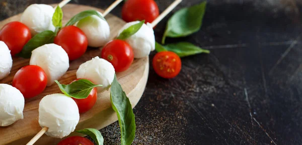 Mozzarella Queso Italiano Con Tomates Albahaca Pinchos Caprese — Foto de Stock