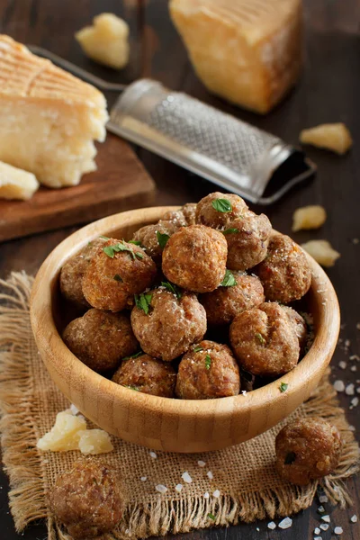 Almôndegas Fritas Frescas Uma Tigela Uma Mesa Madeira — Fotografia de Stock