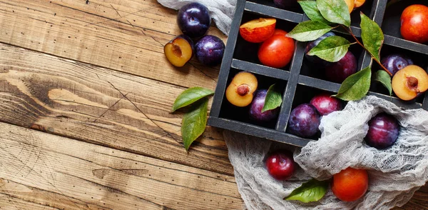 Fresh Plums Leaves Wooden Table Close — Stock Photo, Image