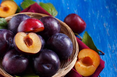 Ahşap bir masa yapraklarda ile taze erik yakın çekim