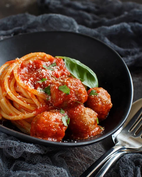 Pasta Con Salsa Tomate Albóndigas Sobre Fondo Oscuro —  Fotos de Stock