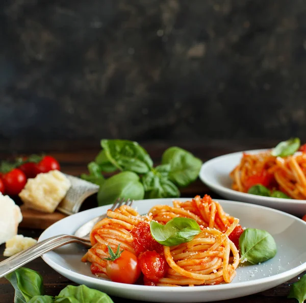 Pasta Espaguetis Con Salsa Tomate Albahaca Queso Sobre Una Mesa —  Fotos de Stock