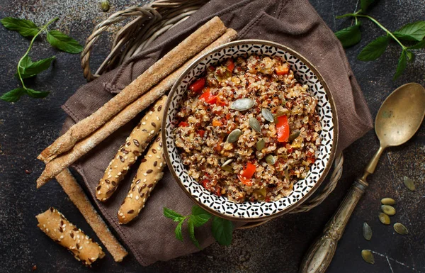 Tricolor Quinoa Och Grönsaker Gryta Skål Ovanifrån — Stockfoto