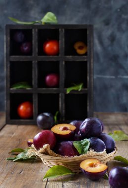 Ahşap bir masa yapraklarda ile taze erik yakın çekim