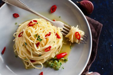 Spagetti sarımsak, zeytinyağı ve sıcak kırmızı biber üstten görünüm