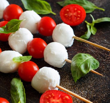 Domates ve fesleğen - caprese şiş ile İtalyan peynir mozzarella