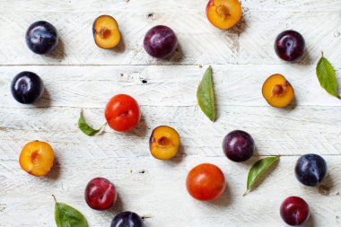 Ahşap bir masa yapraklarda ile taze erik yakın çekim