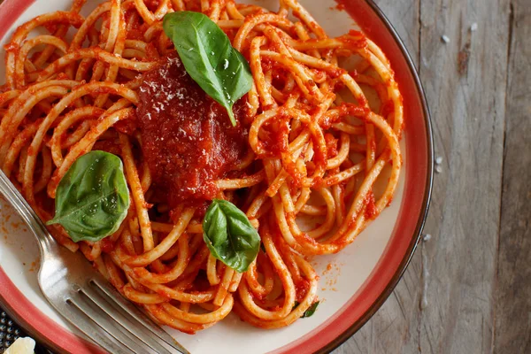 Massa Espaguete Com Molho Tomate Manjericão Queijo Uma Mesa Madeira — Fotografia de Stock