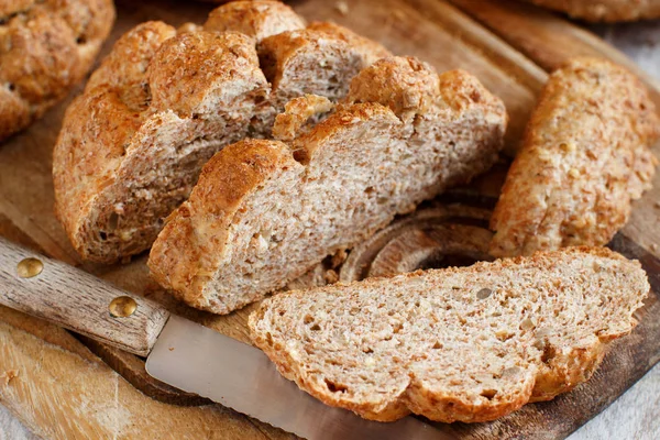 Pão Trigo Inteiro Uma Mesa Madeira Fechar — Fotografia de Stock