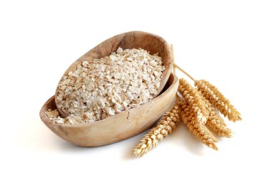 Beyaz izole bir kasede haddelenmiş yulaf yakın çekim