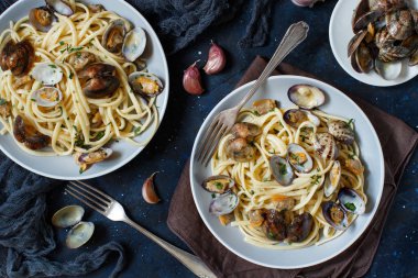 Linguini istiridye üstten görünüm - geleneksel İtalyan Deniz ürünleri makarna ile