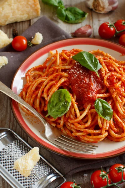 Pasta Espaguetis Con Salsa Tomate Albahaca Queso Sobre Una Mesa —  Fotos de Stock