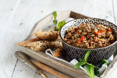 Bir kase yukarıdan üç renkli Quinoa ve Sebze Güveç