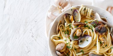 Linguini istiridye üstten görünüm - geleneksel İtalyan Deniz ürünleri makarna ile