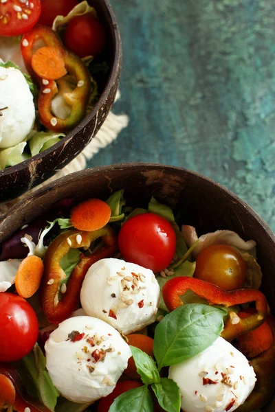 Gemischter Salat Mit Mozzarella Kokosnussschale Aus Nächster Nähe — Stockfoto