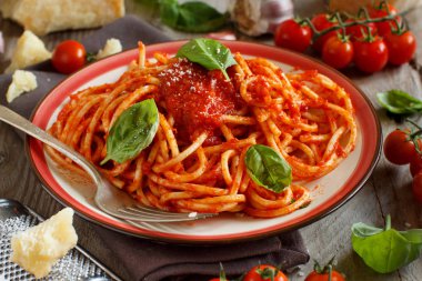 Spagetti makarna domates sosu, fesleğen ve peynir ile