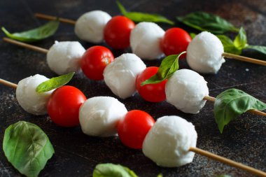 Domates ve fesleğen - caprese şiş ile İtalyan peynir mozzarella
