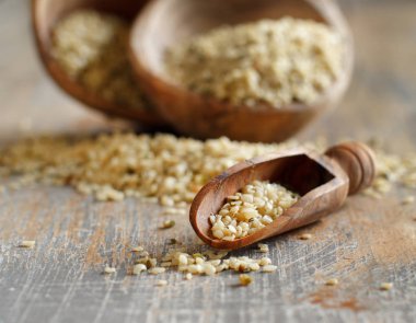 Ahşap arka plan üzerinde ham kenevir tohumu