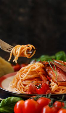 Spagetti alla amatriciana ahşap bir masa üzerinde Kapat