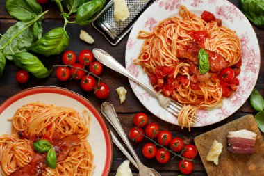 Spagetti alla amatriciana bir ahşap masa üstü görünümü